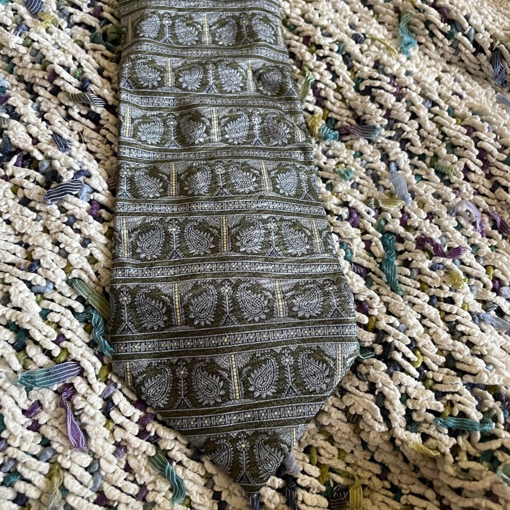 Club‎ Room Mens Silk Tie Made in Italy Olive Green Silver Paisley Striped Wide